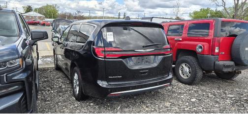 Brilliant Black Crystal Pearlcoat 2023 Chrysler Pacifica Touring L