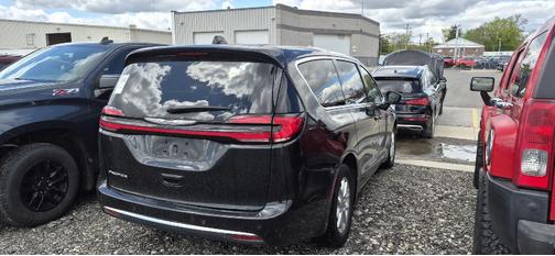 Brilliant Black Crystal Pearlcoat 2023 Chrysler Pacifica Touring L