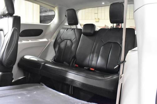 Brilliant Black Crystal Pearlcoat 2023 Chrysler Pacifica Touring L