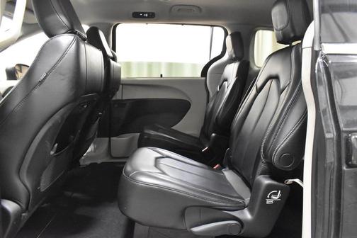 Brilliant Black Crystal Pearlcoat 2023 Chrysler Pacifica Touring L