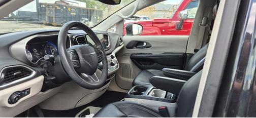 Brilliant Black Crystal Pearlcoat 2023 Chrysler Pacifica Touring L