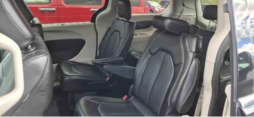 Brilliant Black Crystal Pearlcoat 2023 Chrysler Pacifica Touring L