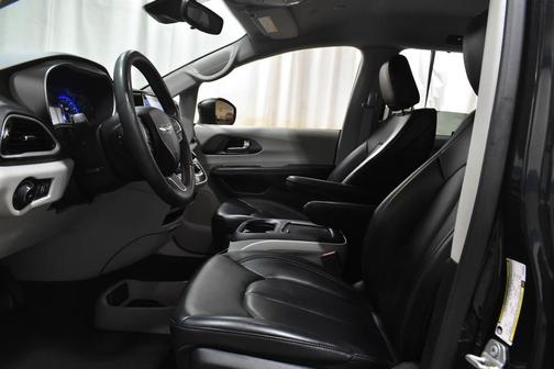 Brilliant Black Crystal Pearlcoat 2023 Chrysler Pacifica Touring L