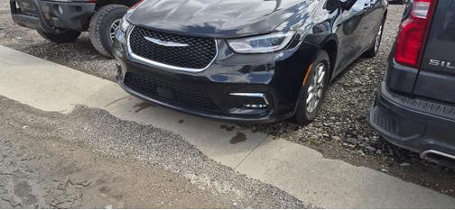 Brilliant Black Crystal Pearlcoat 2023 Chrysler Pacifica Touring L