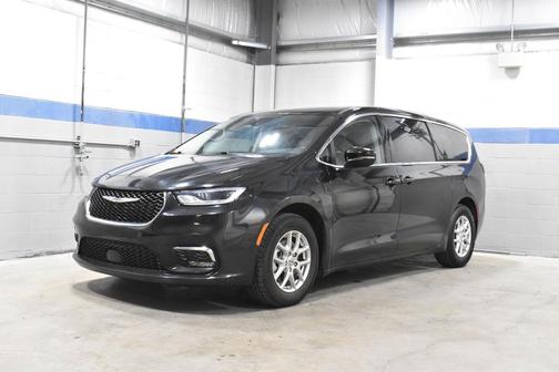 Brilliant Black Crystal Pearlcoat 2023 Chrysler Pacifica Touring L