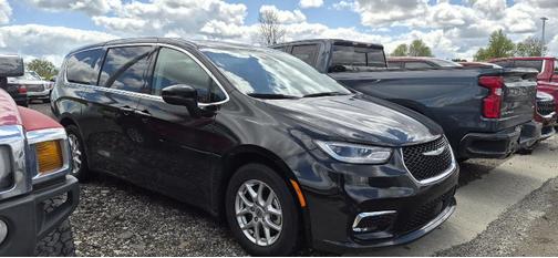 Brilliant Black Crystal Pearlcoat 2023 Chrysler Pacifica Touring L