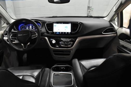 Brilliant Black Crystal Pearlcoat 2023 Chrysler Pacifica Touring L