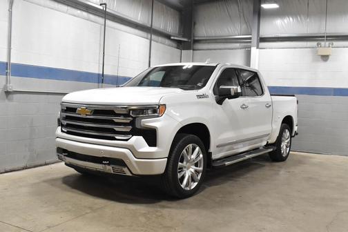 Iridescent Pearl Tricoat 2025 Chevrolet Silverado 1500 High Country