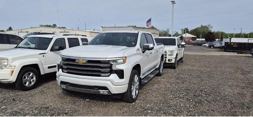 Iridescent Pearl Tricoat 2025 Chevrolet Silverado 1500 High Country