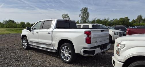Iridescent Pearl Tricoat 2025 Chevrolet Silverado 1500 High Country