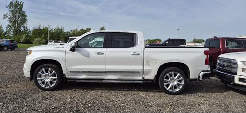 Iridescent Pearl Tricoat 2025 Chevrolet Silverado 1500 High Country