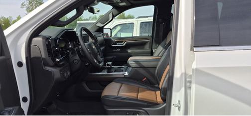 Iridescent Pearl Tricoat 2025 Chevrolet Silverado 1500 High Country