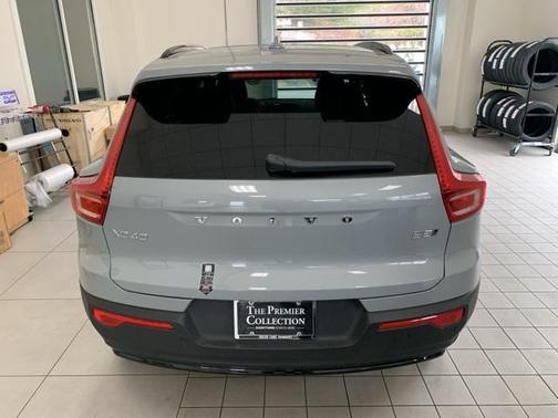 2025 Volvo XC40 B5 Plus Dark Theme