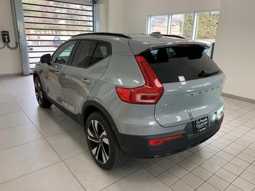 2025 Volvo XC40 B5 Plus Dark Theme