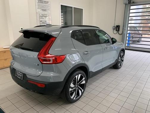2025 Volvo XC40 B5 Plus Dark Theme