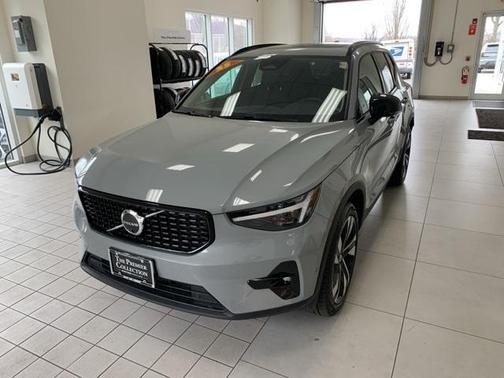 2025 Volvo XC40 B5 Plus Dark Theme