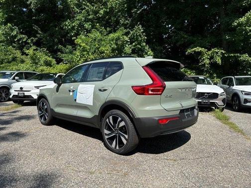 2025 Volvo XC40 B5 Plus Dark Theme