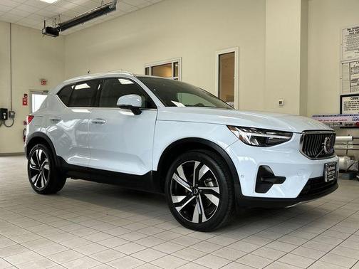 2024 Volvo XC40 B5 Plus Bright Theme