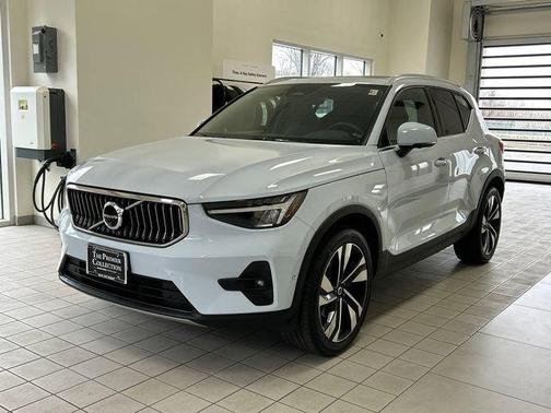 2024 Volvo XC40 B5 Plus Bright Theme