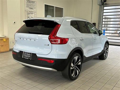 2024 Volvo XC40 B5 Plus Bright Theme