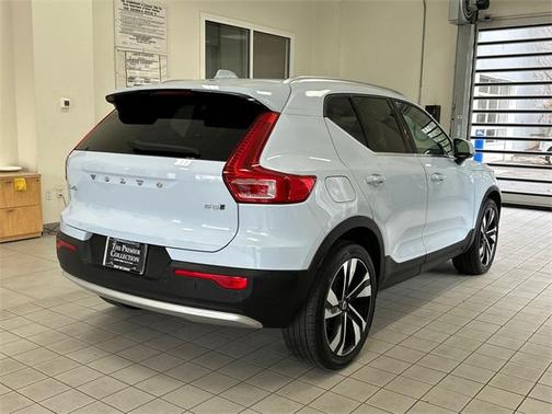2024 Volvo XC40 B5 Plus Bright Theme