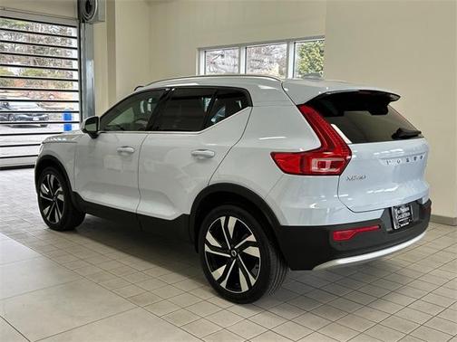 2024 Volvo XC40 B5 Plus Bright Theme