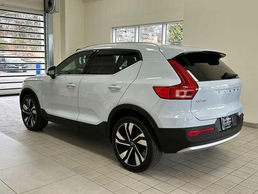 2024 Volvo XC40 B5 Plus Bright Theme