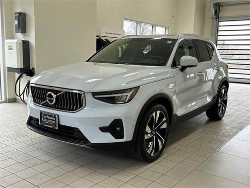 2024 Volvo XC40 B5 Plus Bright Theme