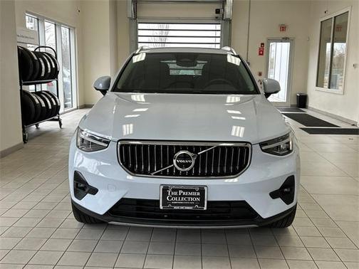 2024 Volvo XC40 B5 Plus Bright Theme