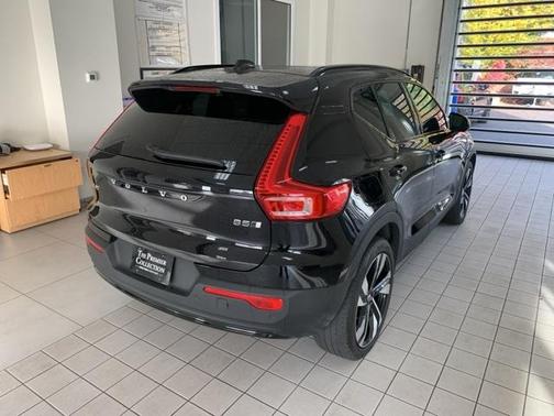 2023 Volvo XC40 B5 Ultimate Dark Theme