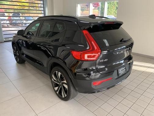 2023 Volvo XC40 B5 Ultimate Dark Theme