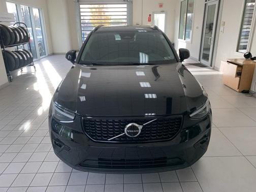 2023 Volvo XC40 B5 Ultimate Dark Theme