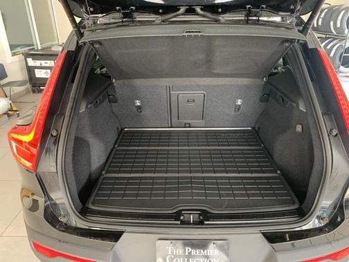 2023 Volvo XC40 B5 Ultimate Dark Theme