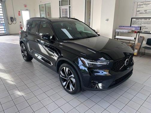 2023 Volvo XC40 B5 Ultimate Dark Theme