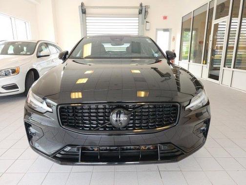2024 Volvo S60 B5 Plus Black Edition