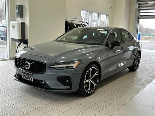 2024 Volvo S60 B5 Plus Dark Theme