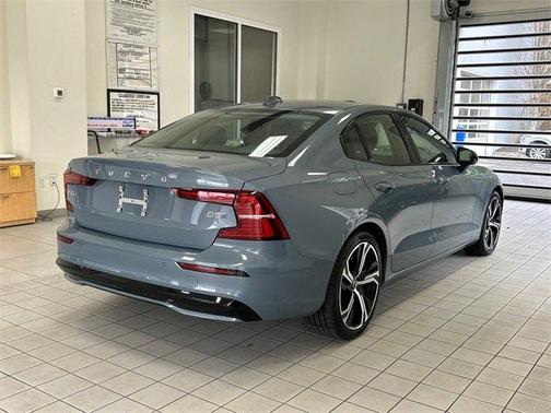 2024 Volvo S60 B5 Plus Dark Theme