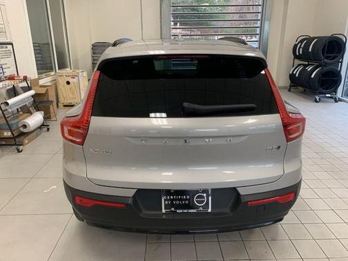 2025 Volvo XC40 B5 Plus Dark Theme
