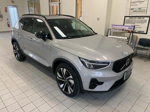 2025 Volvo XC40 B5 Plus Dark Theme