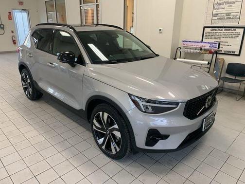 2025 Volvo XC40 B5 Plus Dark Theme