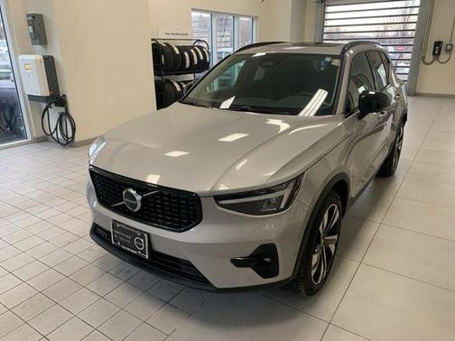 2025 Volvo XC40 B5 Plus Dark Theme