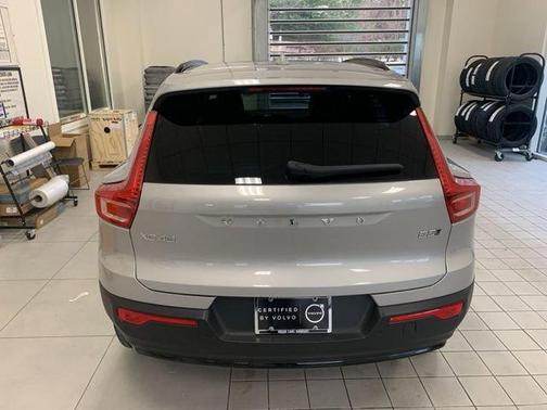 2025 Volvo XC40 B5 Plus Dark Theme