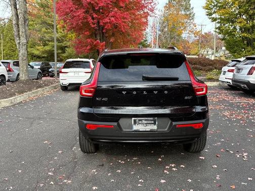 Onyx Black Metallic 2024 Volvo XC40 B5 Ultimate Dark Theme