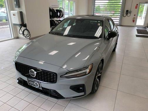 2024 Volvo S60 B5 Core Dark Theme
