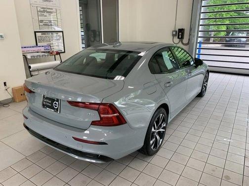 2024 Volvo S60 B5 Core Dark Theme