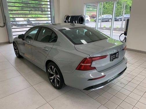 2024 Volvo S60 B5 Core Dark Theme