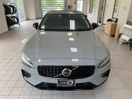 2024 Volvo S60 B5 Core Dark Theme