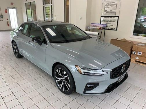 2024 Volvo S60 B5 Core Dark Theme