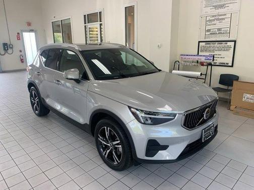 2025 Volvo XC40 B5 Core Bright Theme