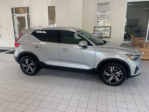 2025 Volvo XC40 B5 Core Bright Theme